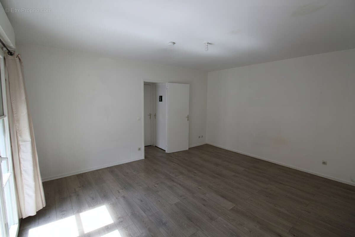 Appartement à LE MESNIL-SAINT-DENIS