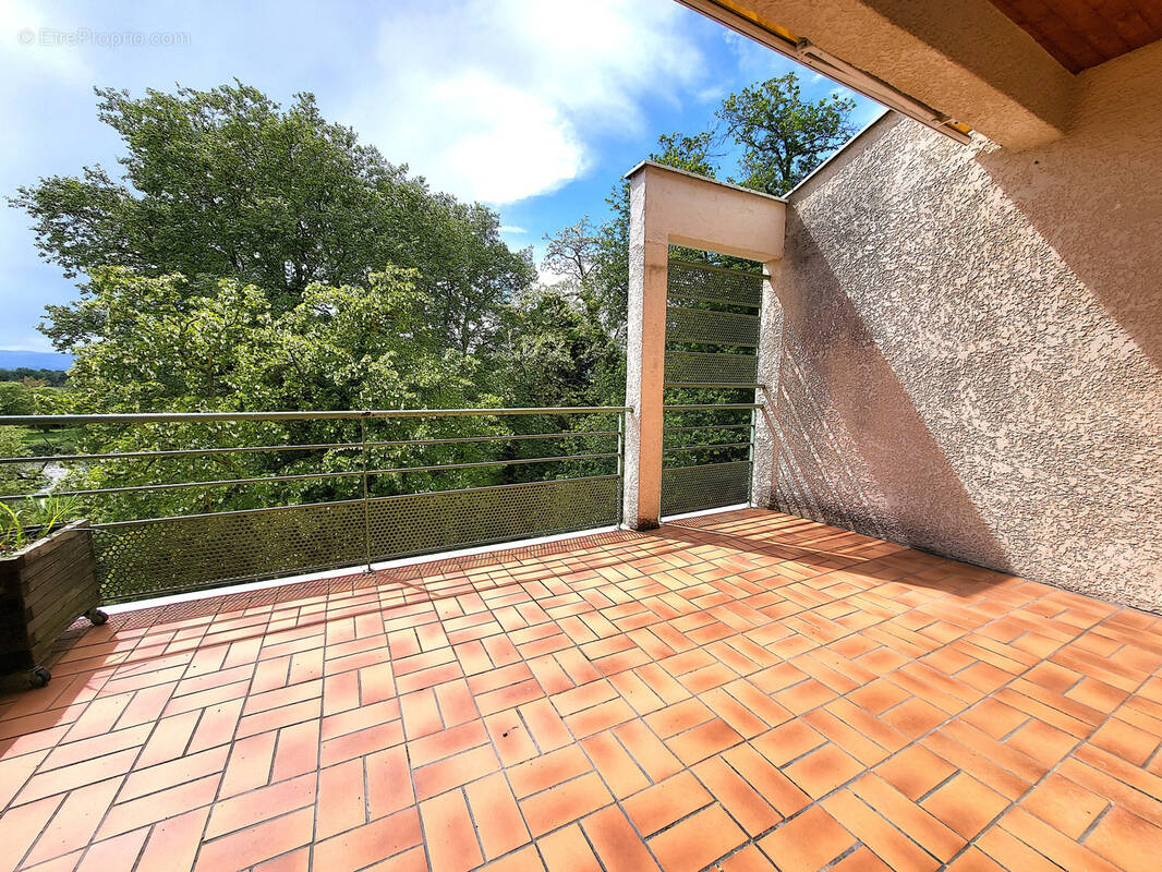 Appartement à MONTROND-LES-BAINS