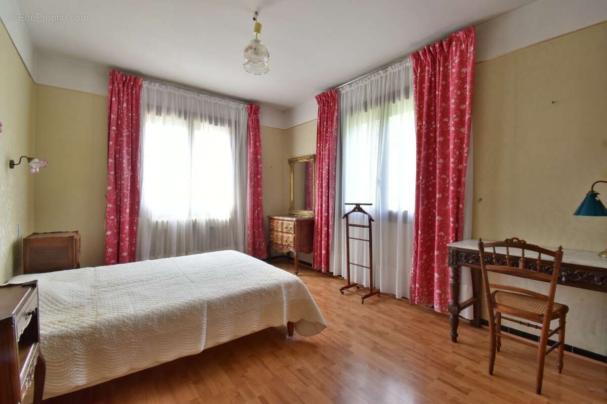  À VENDRE – Grande villa avec terrain boisé avec une olivette à Sisteron - photo 5