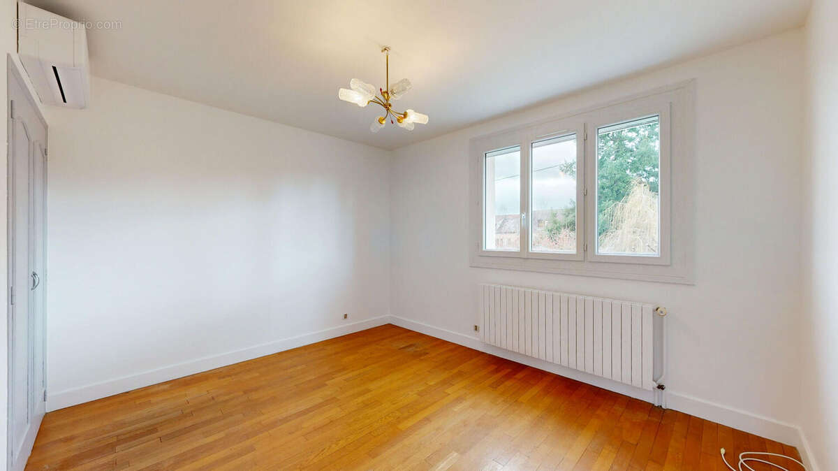 Maison à NEUILLY-LE-REAL