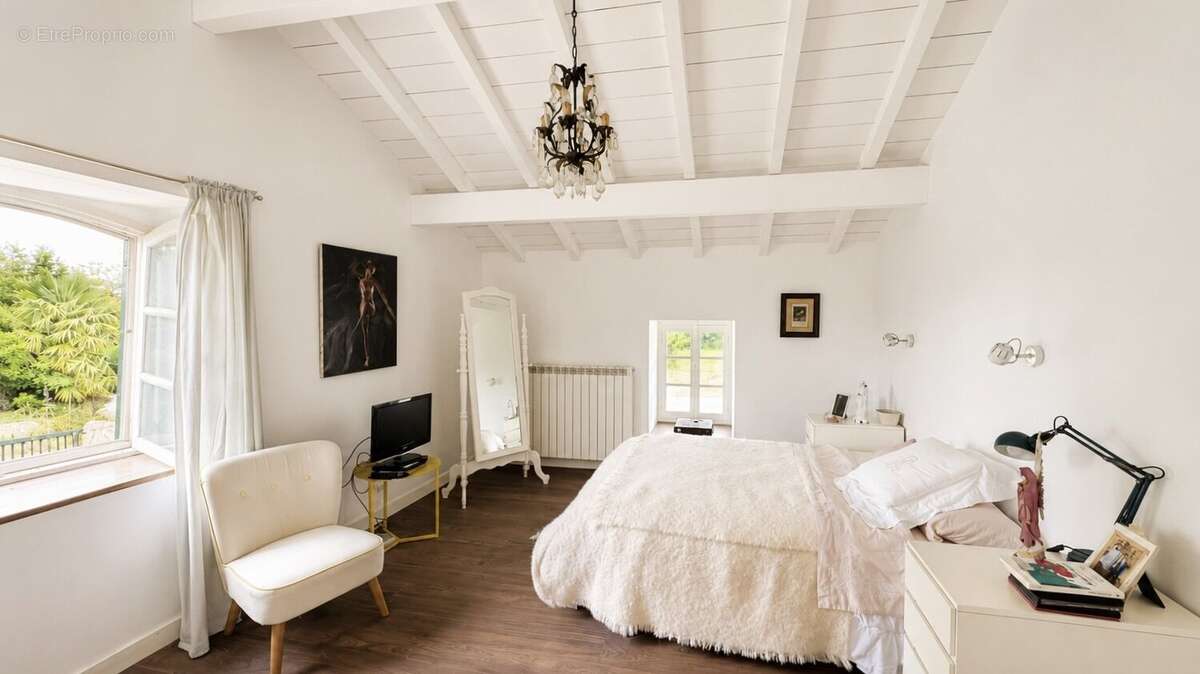 Maison de caractère du XVIIIe siècle rénovée  402 m² habitables  9 chambres  Terrain de 2 215 m²  Urt - photo 12