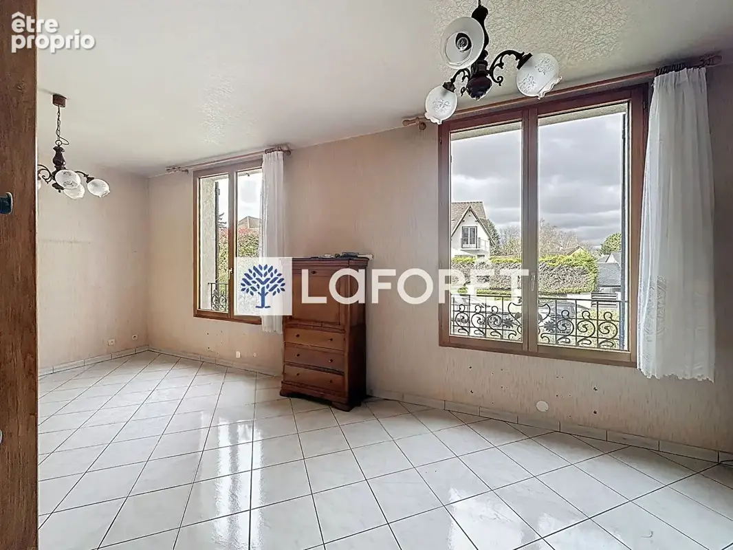 Maison sur 3 niveaux avec un sous sol  - Fort potentiel - Centre Saint-Nom - photo 8