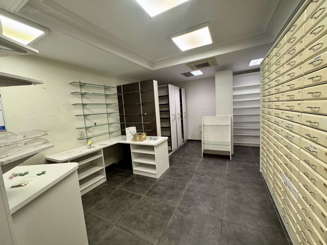 Golfe-Juan centre, vaste local commercial sur axe principal ! - photo 5