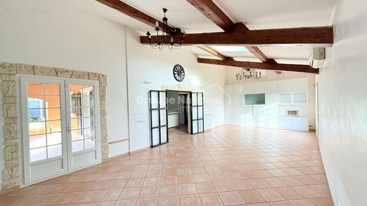 Maison à ENTRAIGUES-SUR-LA-SORGUE