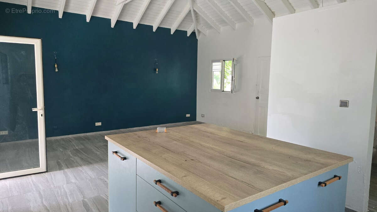 Villa avec fort potentiel sur un terrain de 721 m2, à deux pas de l'embarcadère de Pinel - photo 6
