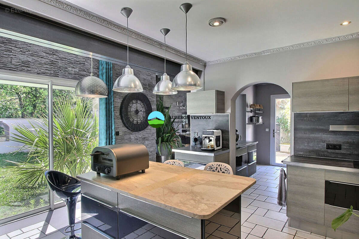 Maison  à Saint Didier, double séjour, 5 chambres, plus de 1000m² avec piscine. - photo 10
