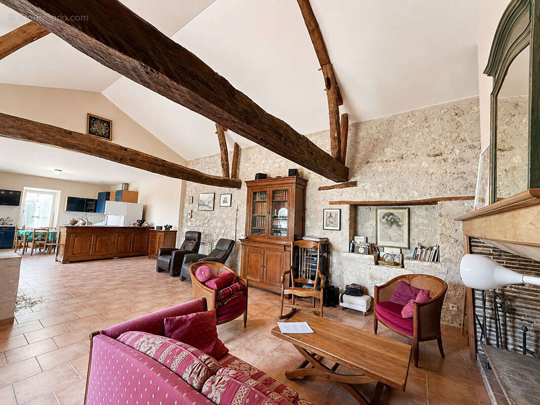 Maison de caractère en pierre avec granges et dépendances - photo 4