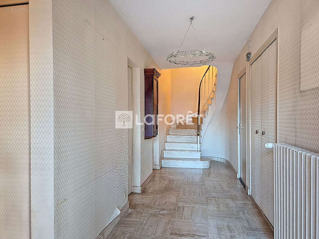 MAISON DE BOURG - LE RHEU - 8 pièces, 5 chambres - 187 m2 - Parcelle 566 m2 - photo 3