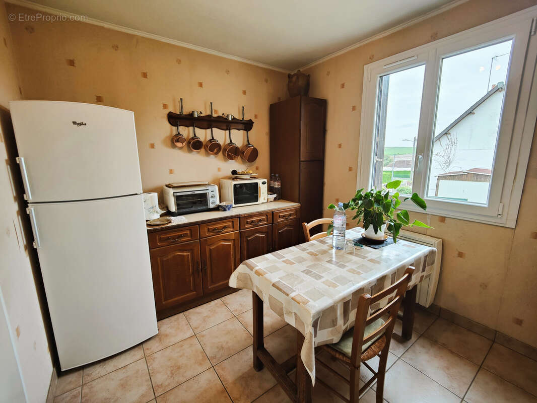 Maison à LAROCHE-SAINT-CYDROINE