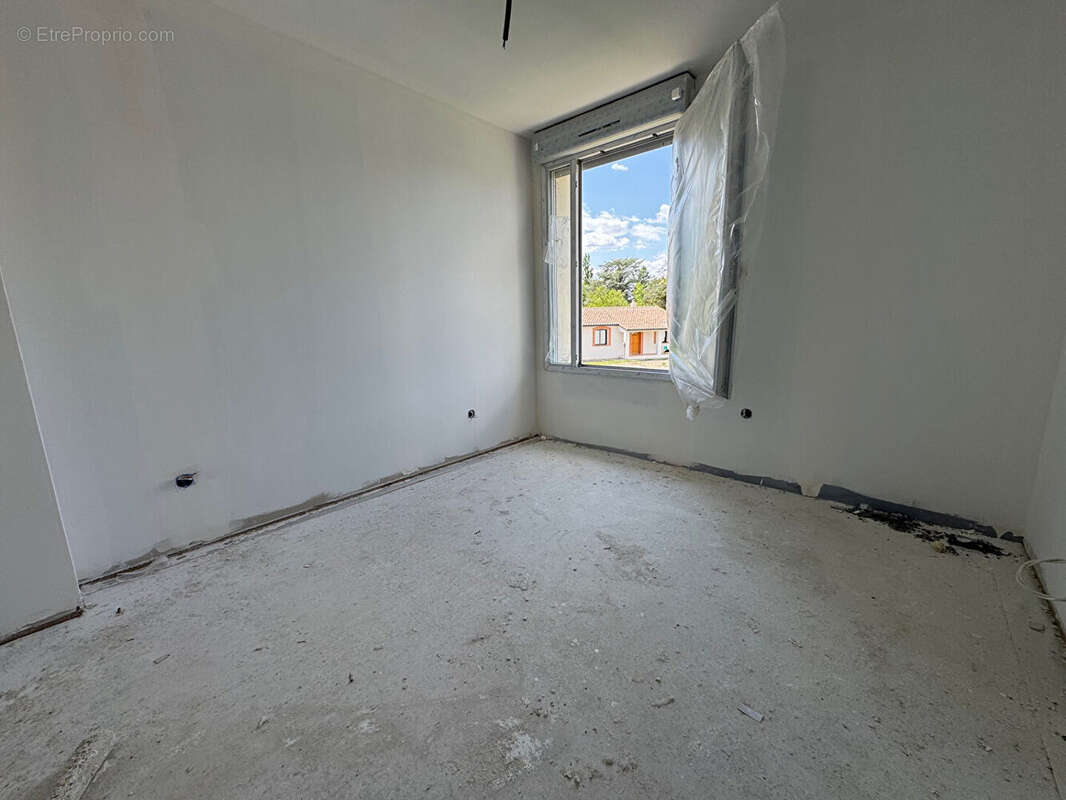 Appartement 4 pièces 86 m² + Terrasse + 2 Parking ! - photo 4