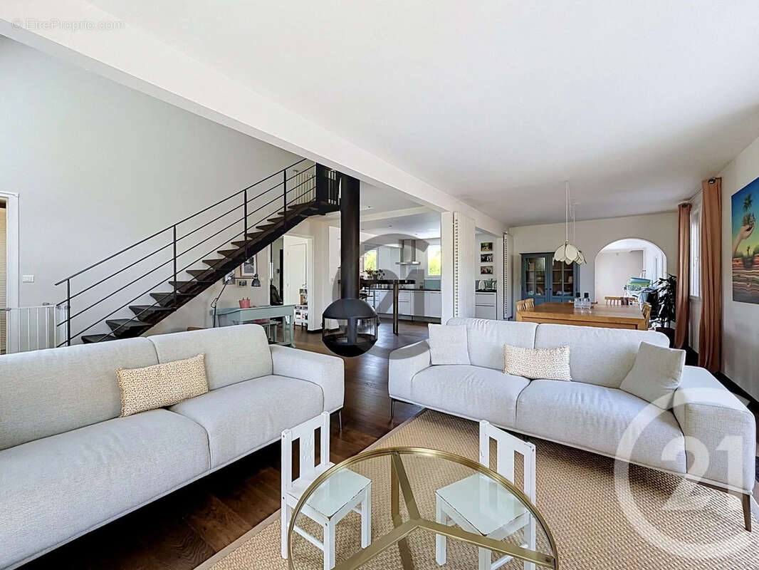 Maison 191 m² à Saint-Julien-Les-Villas  - photo 4