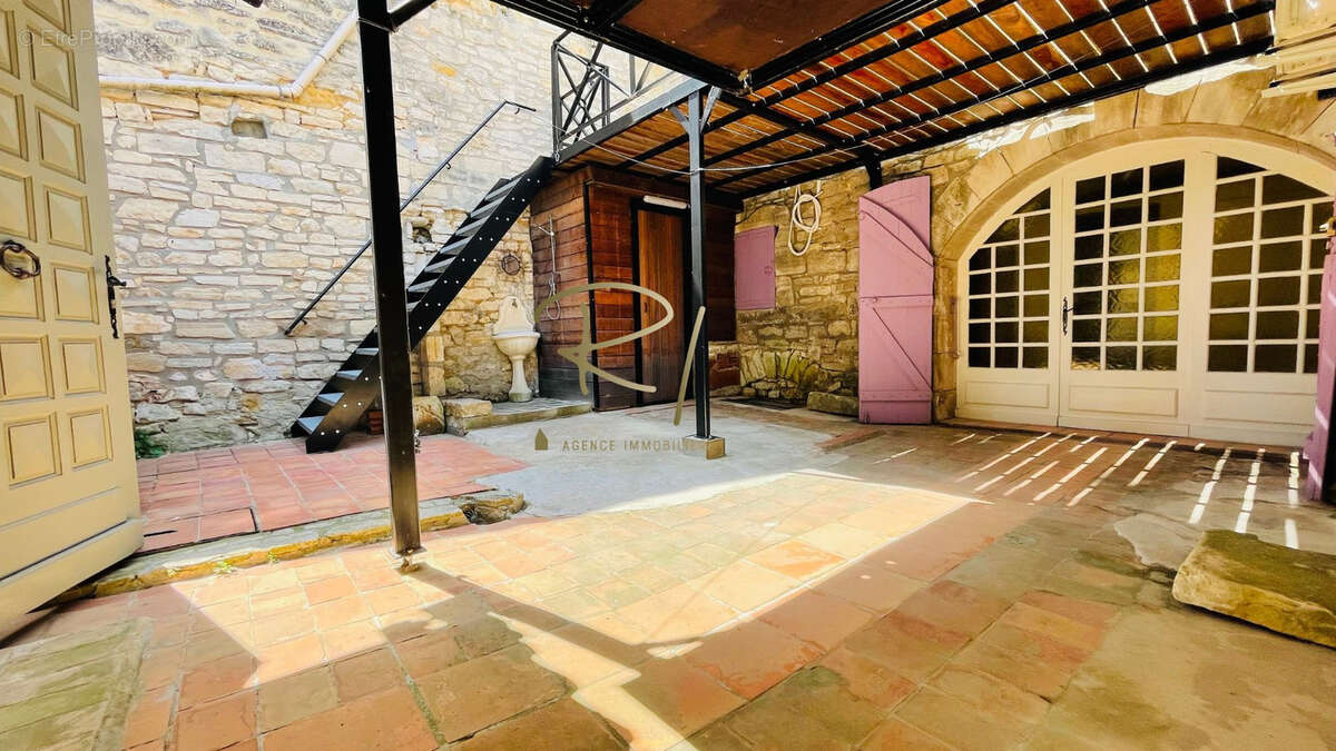 Coquette maison de village avec cour et terrasse Barjac - photo 2