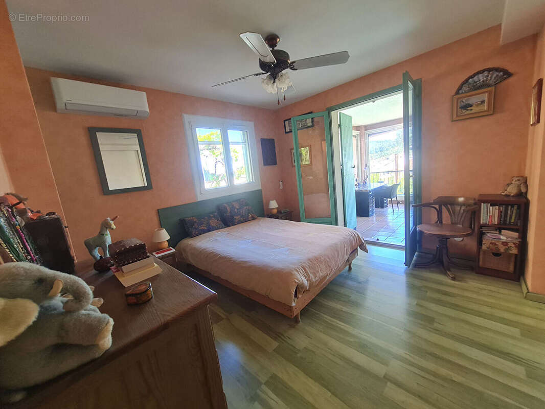 * Vue Mer  imprenable* Maison 5 Pièces avec 3 Chambres * Terrasse et Piscine * Garage * (83430) SAINT MANDRIER SUR MER - photo 12