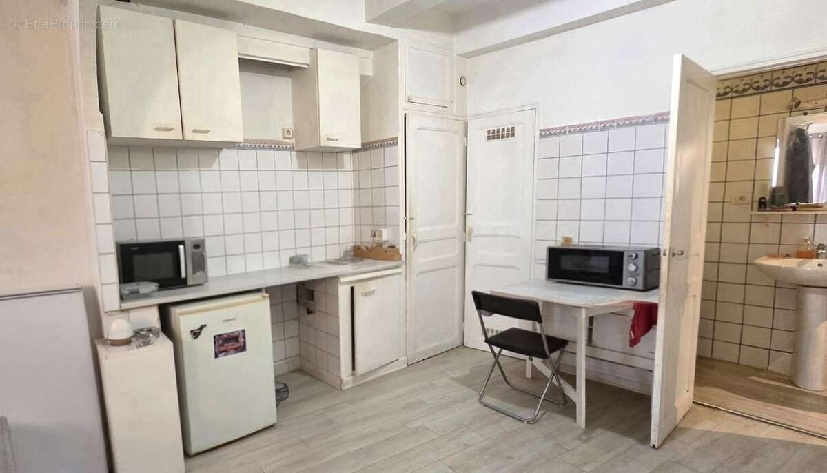 CUGES LES PINS-A VENDRE-T1/2 LOUE-HYPER CENTRE-PROCHE - Appartement à CUGES-LES-PINS