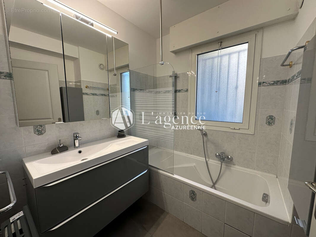 Appartement à SAINT-LAURENT-DU-VAR
