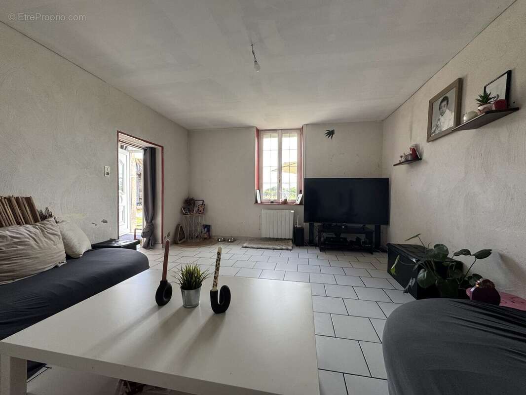 Maison à SAINT-CLEMENT-DE-REGNAT