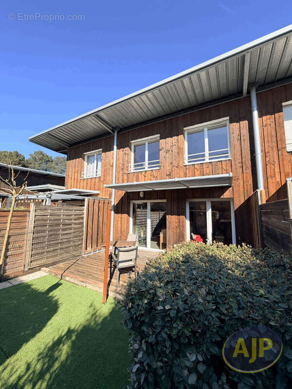 Maison à SAINT-JEAN-D'ILLAC