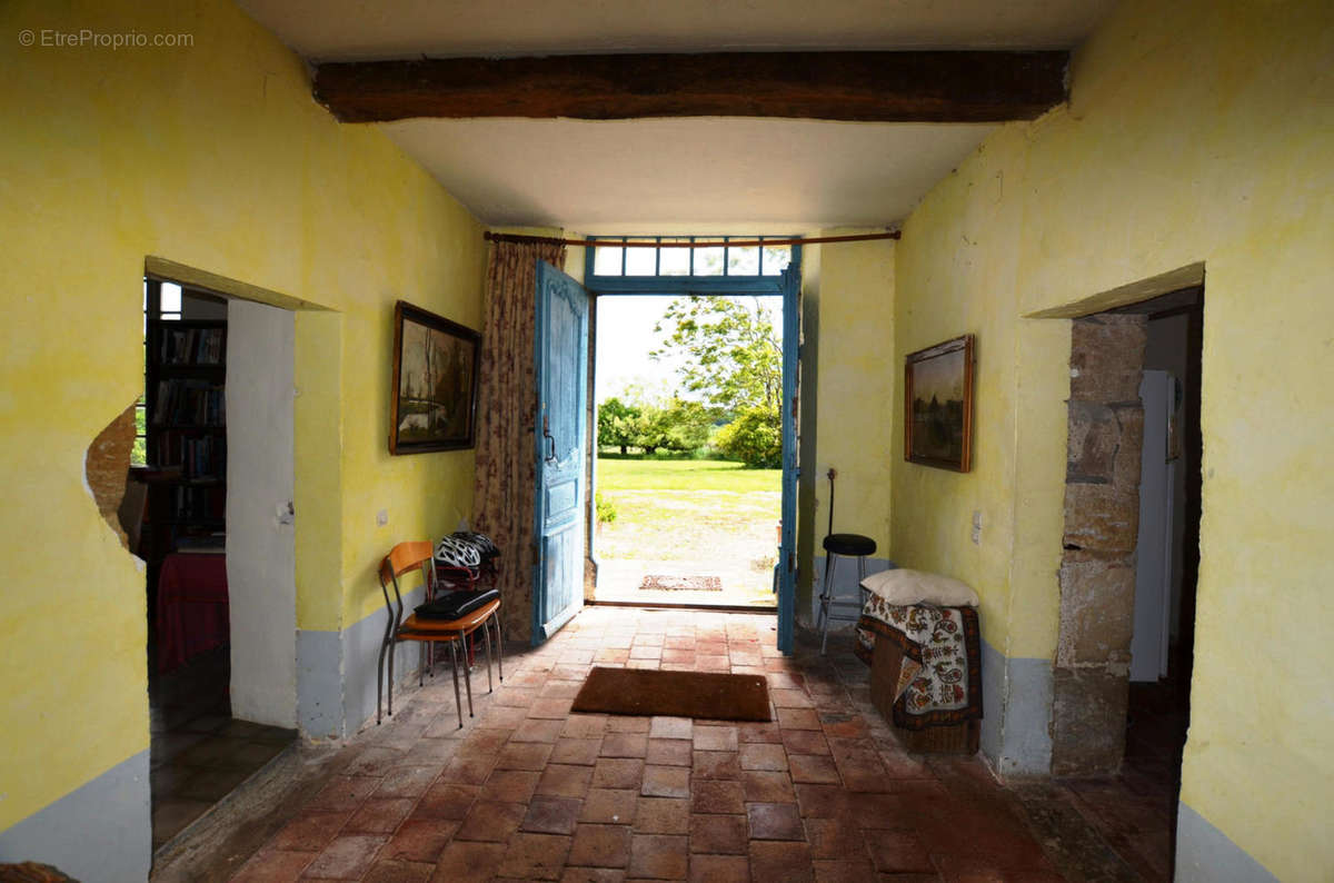 11 Hall d'entree avec porte - Entrance hall with d - Maison à VIC-FEZENSAC