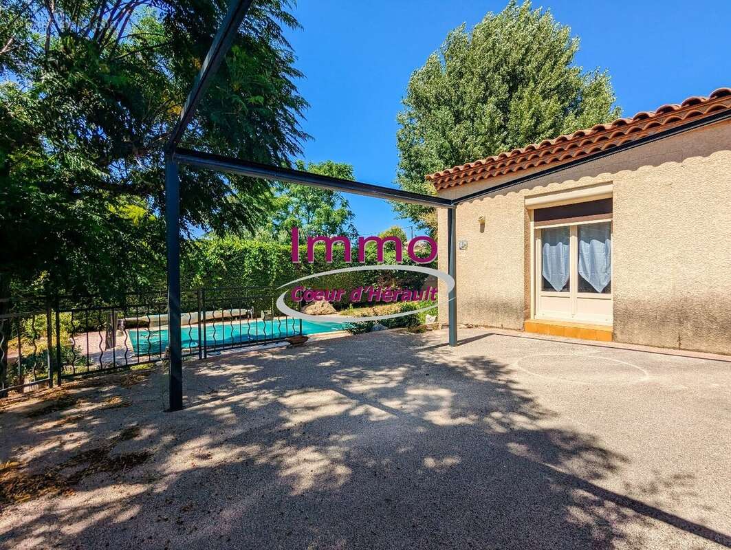 Grande villa avec piscine et dépendance - photo 12