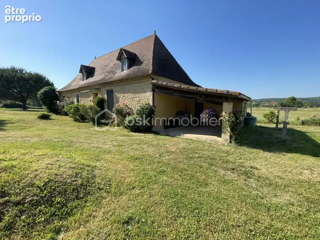 Sur 11457 m2 de terrain, ensemble de bâtiments en pierre composé d’une maison d’habitation, d’un gîte, d’un pool house, de deux  - photo 7