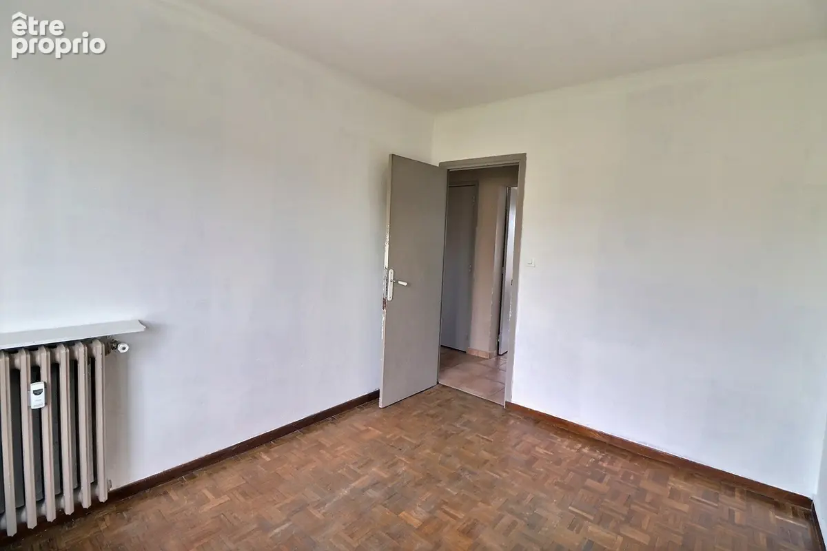 HYERES - DERNIER ETAGE- F4-Balcon-Cave-Hyères Ouest - photo 6