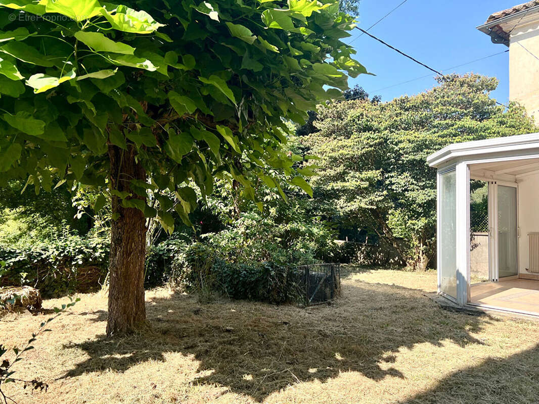 Maison en pierre dans un village en bord de rivière - photo 2