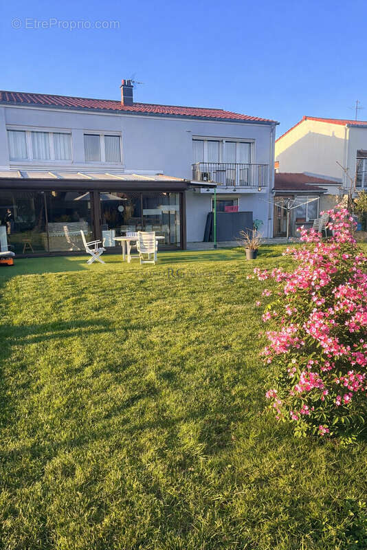 Maison à AY-SUR-MOSELLE