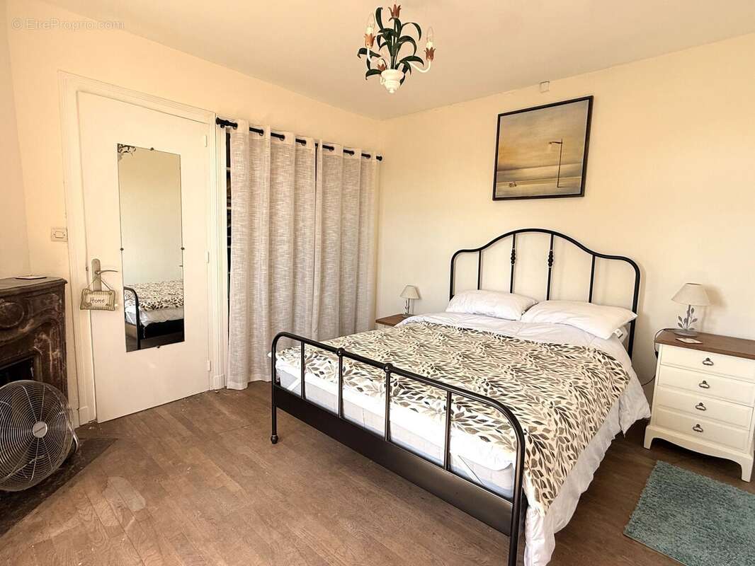 Maison individuelle de deux chambres nécessitant des rénovations près du centre de Saint-Junien - photo 12