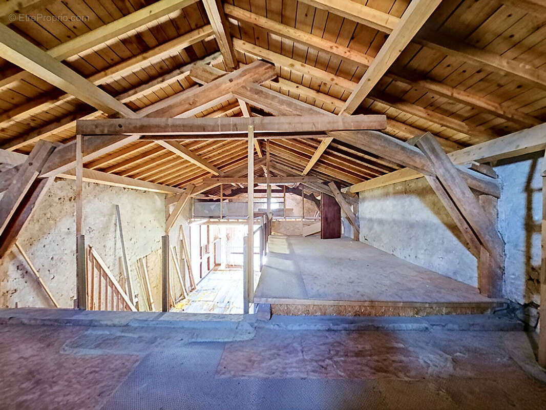 Maison familiale avec grange de 130 m², dépendances et terrain de 1 282 m² - photo 13
