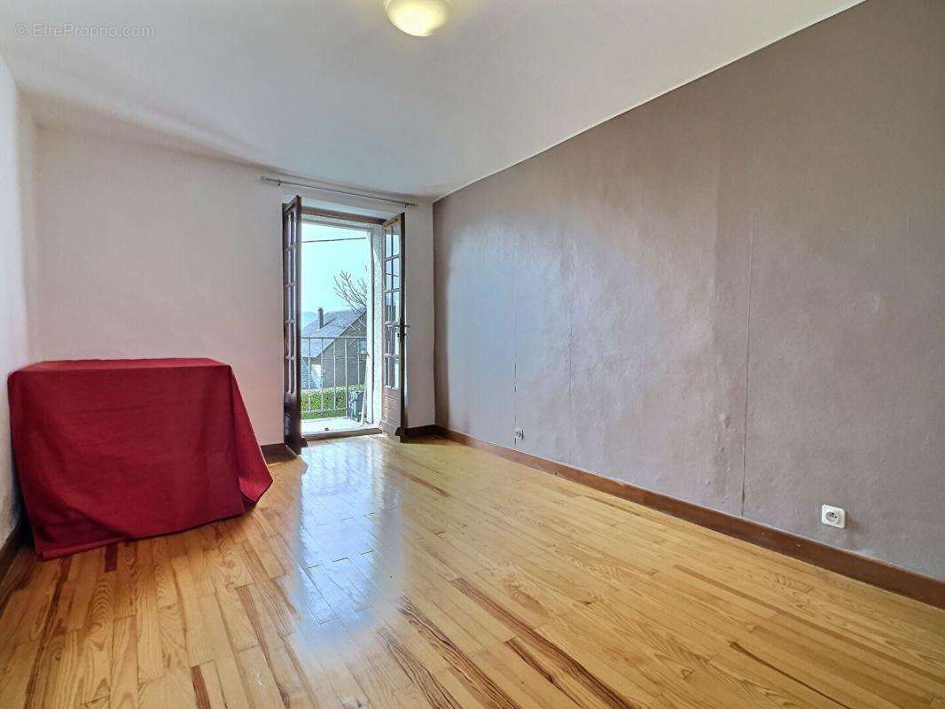Proche Chambéry ! Propriété de charme, avec piscine et gîte, composée de deux maisons indépendantes sur 2800m2 de terrain - photo 17