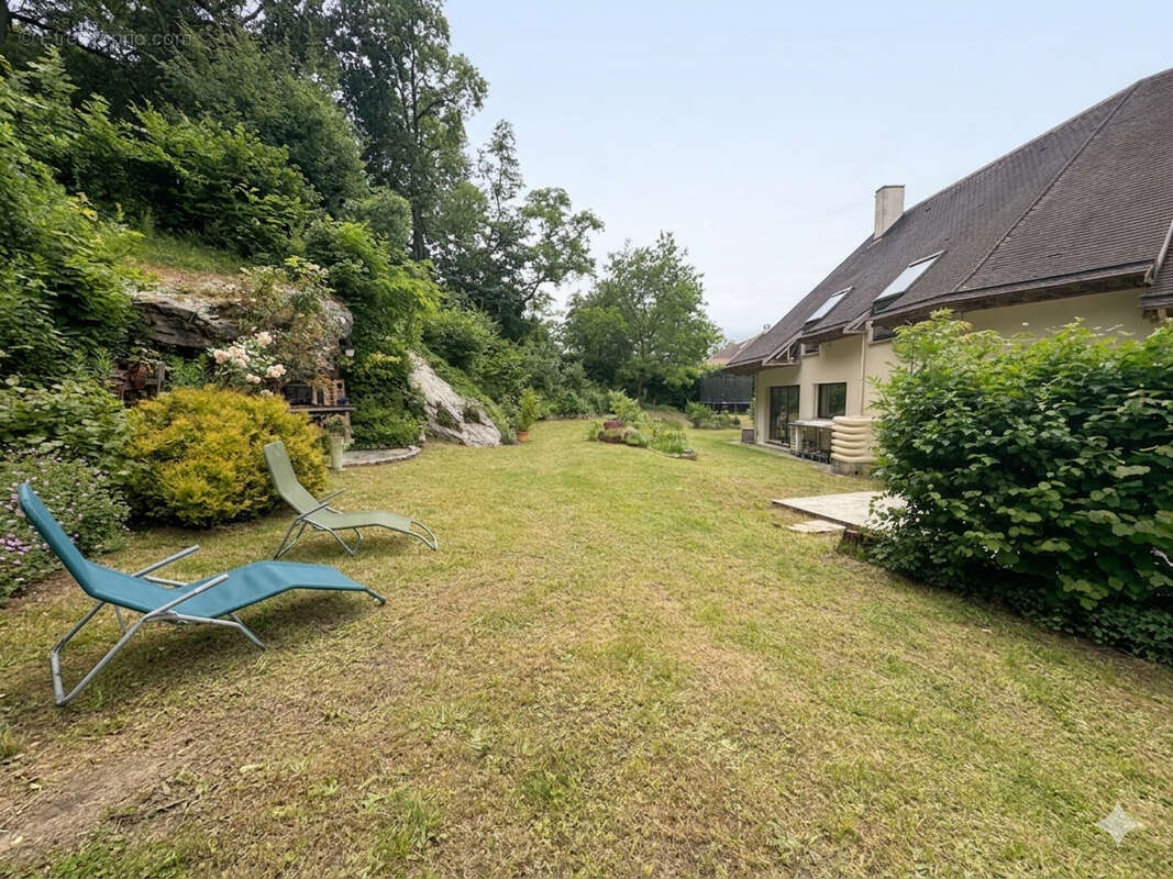 Propriété  244 m2 au coeur d'un écrin de verdure - photo 13