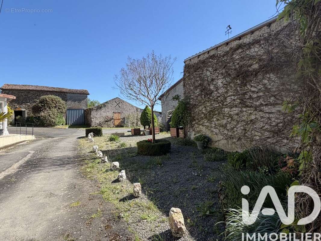 Maison 137 m² à Saint-Hilaire-De-Voust  - photo 3