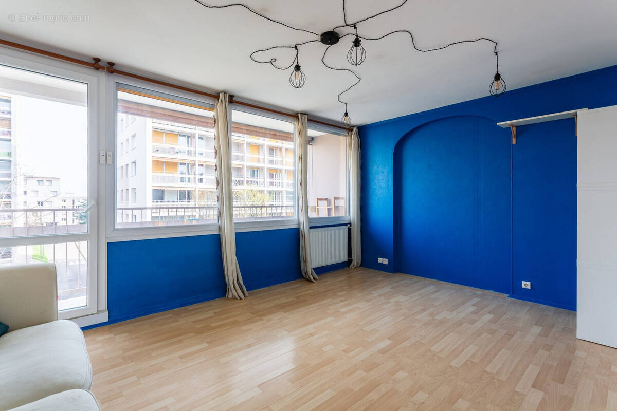 Salon lumineux avec accès balcon  appartement T4 75 m² à Oullins - Appartement à OULLINS