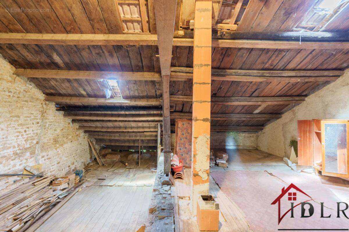 RARE   Maison de Village avec Vue et Potentiel à Coiffy-le- - photo 11