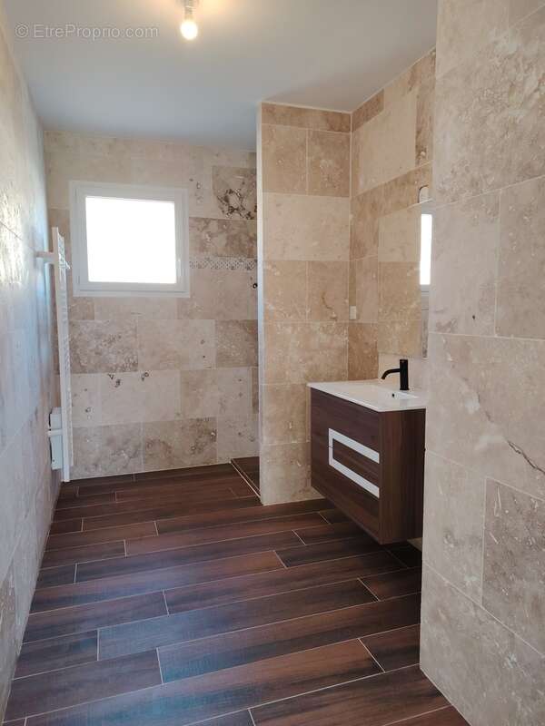 Salle d'eau-Douche à l'italienne - Maison à SAINT-FIEL