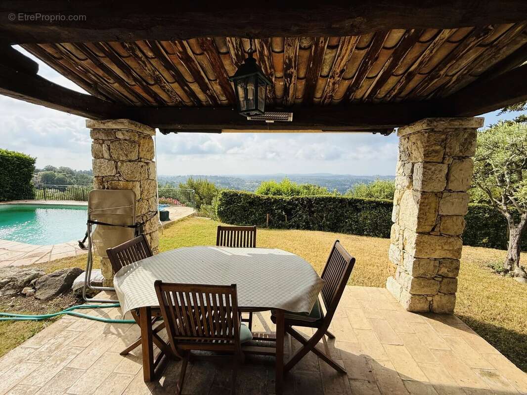 Maison à CHATEAUNEUF-GRASSE