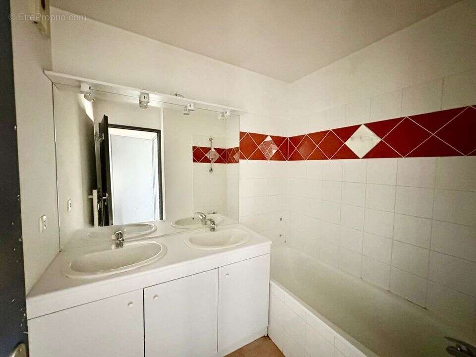 SALLE DE BAIN - Appartement à ANNEMASSE