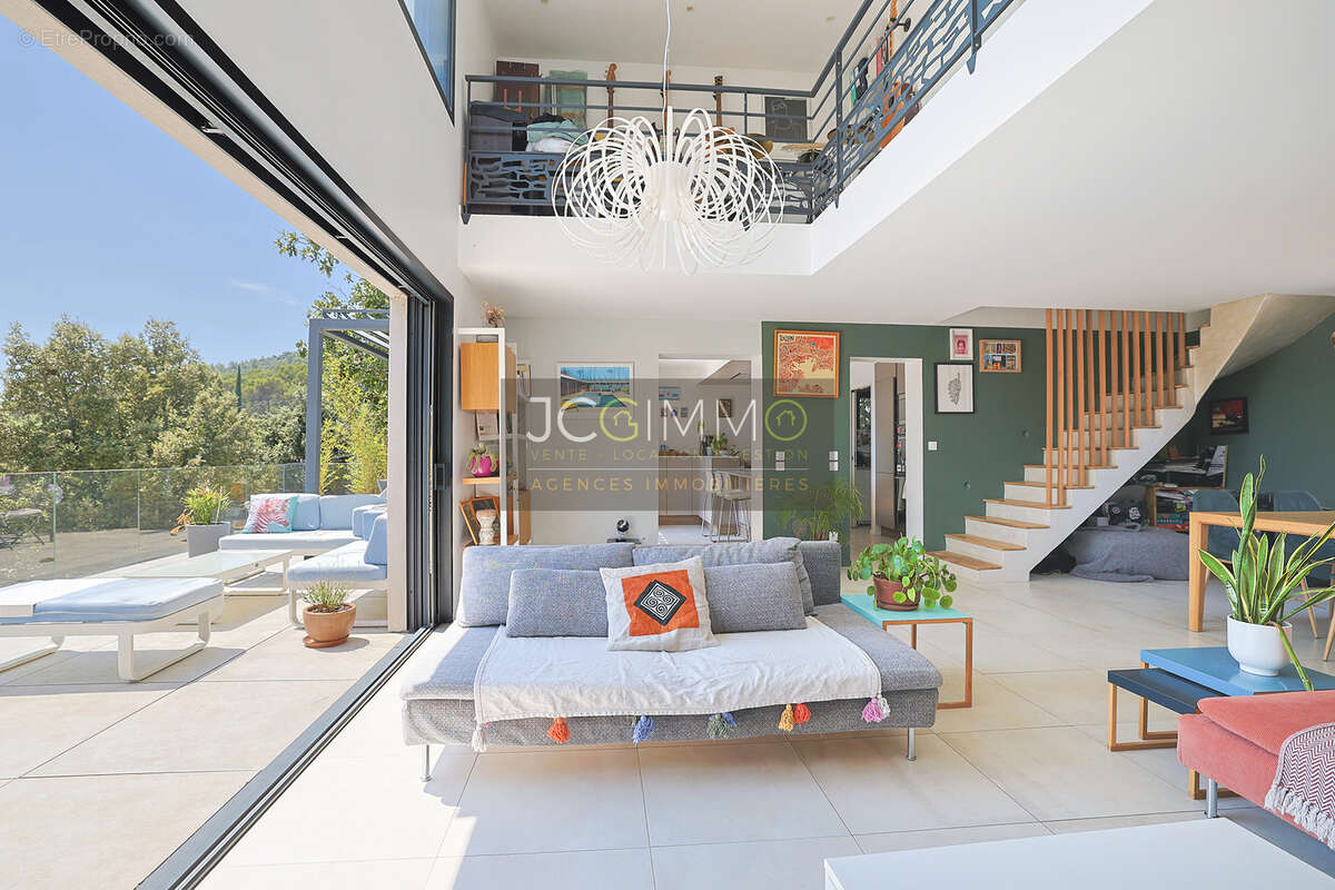 Villa contemporaine T5 de 150m2 habitables avec vue dominante, garage et piscine ! - photo 4