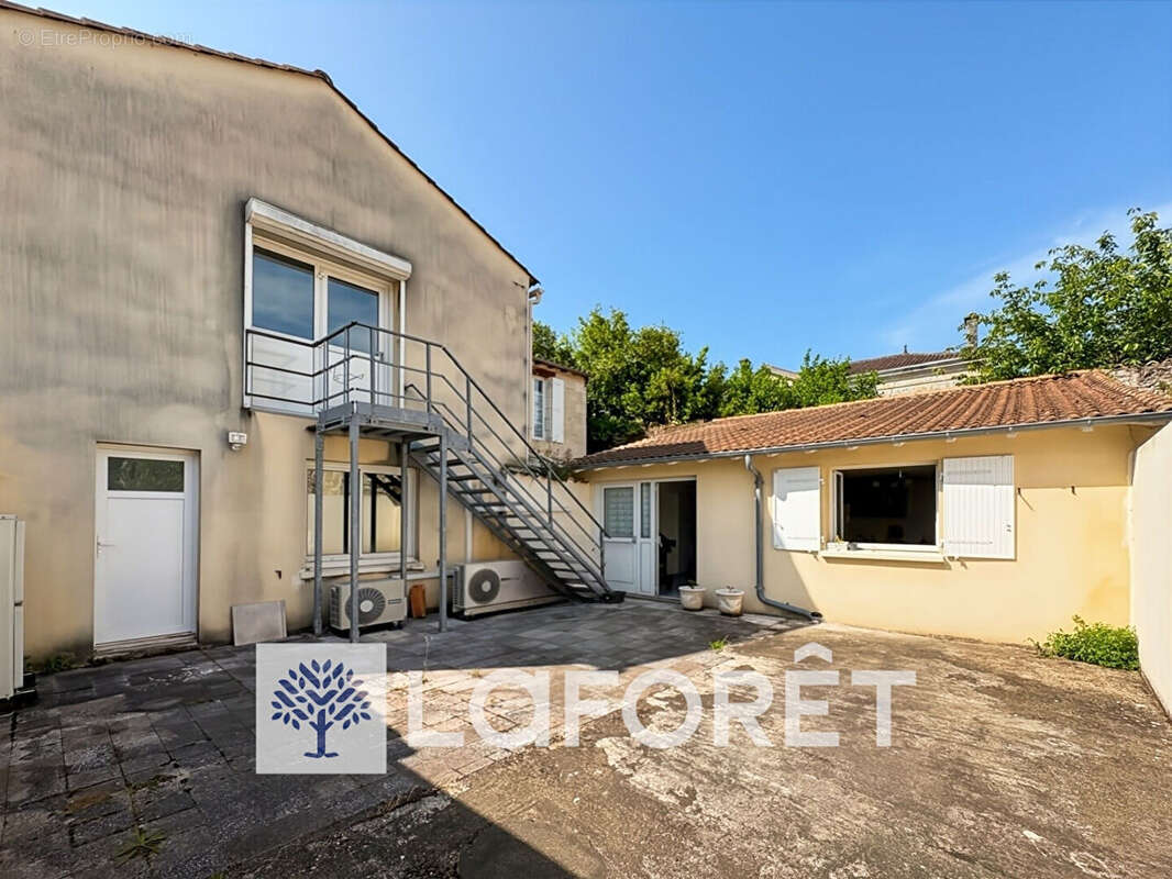 Maison à SAINT-GENIS-DE-SAINTONGE