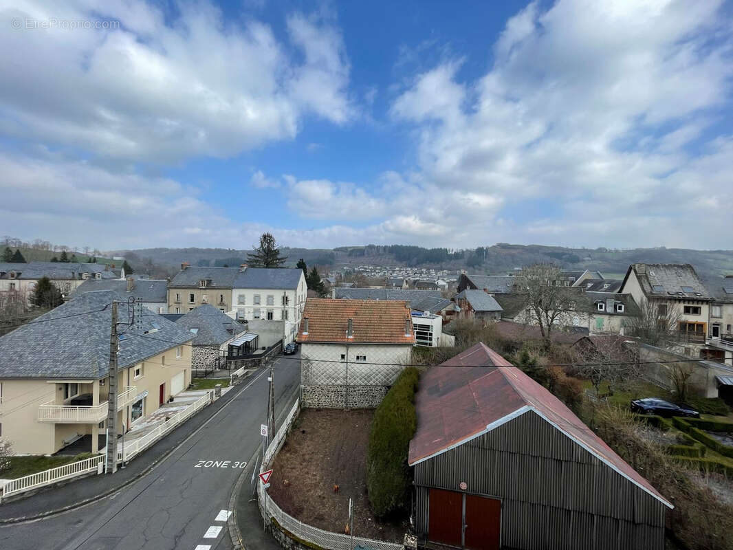 Appartement à RIOM-ES-MONTAGNES