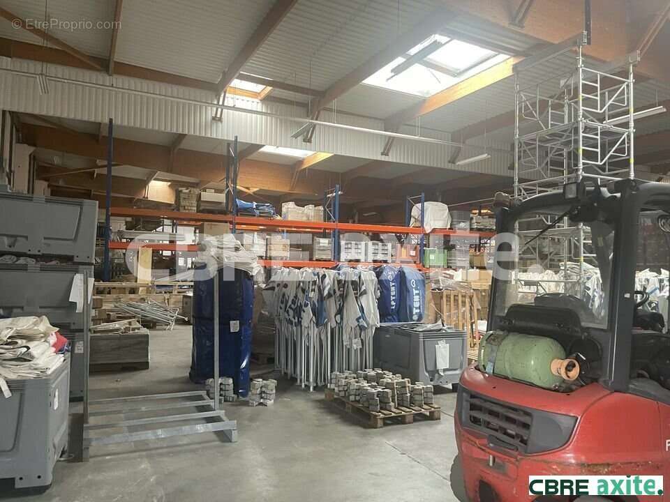 2560 m² à Saint-Quentin-Fallavier  - photo 4