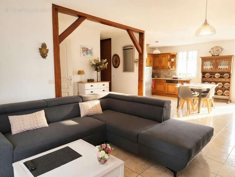 Maison à SAINT-JACUT-LES-PINS