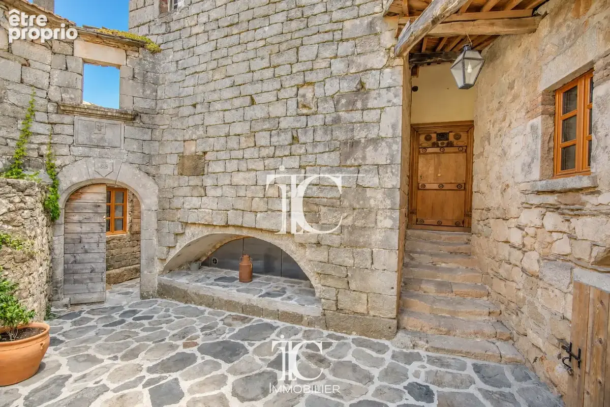 Propriete du xviieme siecle 400m² habitable 4280m² de terrain - photo 2