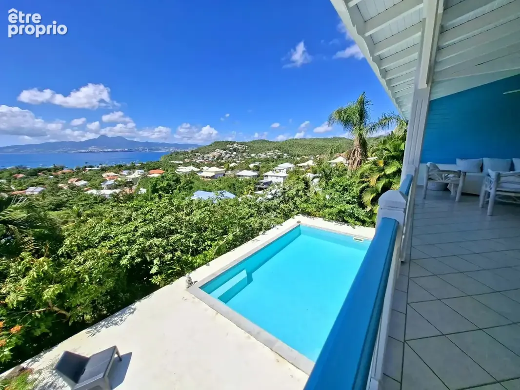 LES TROIS-ILETS : Villa créole  rénovée - Piscine - Vue mer - photo 3