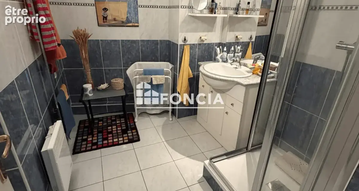 Dans un petit immeuble de standing, au calme et à proximité immédiate des commerces et commodités, découvrez cet agréable appart - photo 4