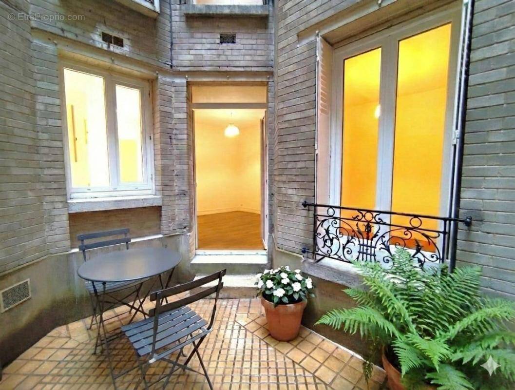 Appartement à PARIS-7E