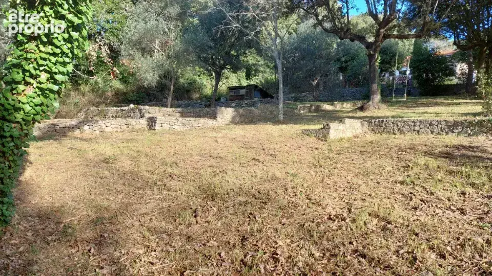 Terrain 1300 m² à Grasse · 285 000 €