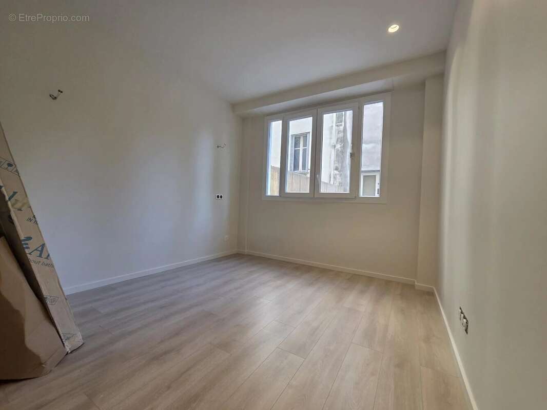 Nice – carré d’or  3 pièces rénové 3 min de la mer avec 2 balcon - photo 11