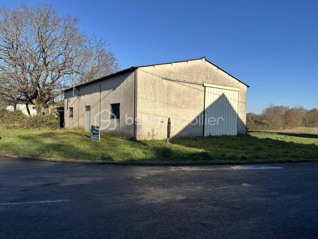 Sarlande   ///   hangar   ///   1,7 hectares de terrain - photo 1