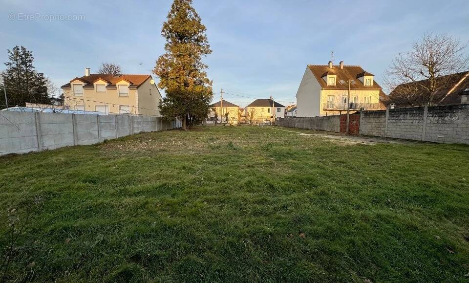 Terrain à PONTAULT-COMBAULT